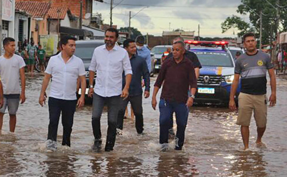 Em São Miguel do Tocantins, governador Wanderlei Barbosa anuncia distribuição de cestas básicas, água potável e colchões para socorrer desabrigados