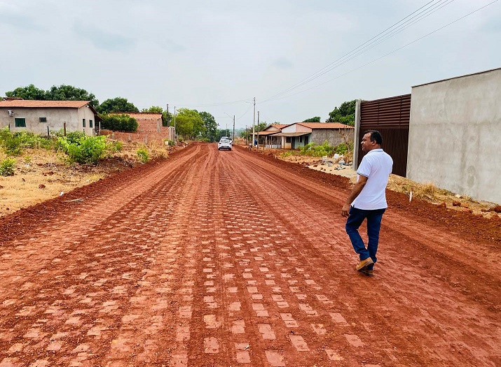 Prefeito Wanderly acompanha e fiscaliza serviços de pavimentação em mais um bairro de Aguiarnópolis