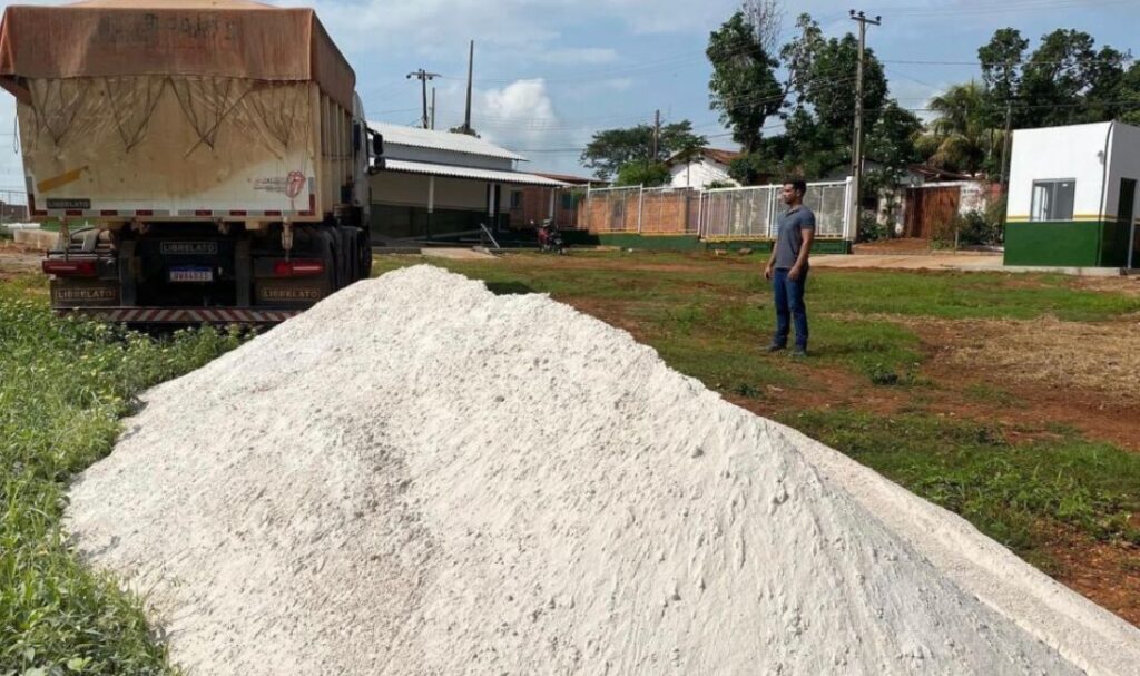 Prefeito Wanderly viabiliza calcário para produtores rurais de Aguiarnópolis